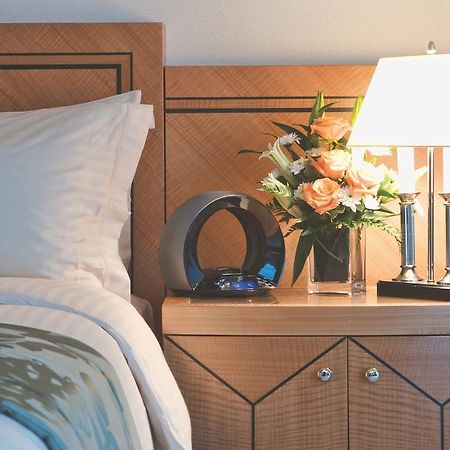 Wiseman Grand Hotel Доха Экстерьер фото A bedside table