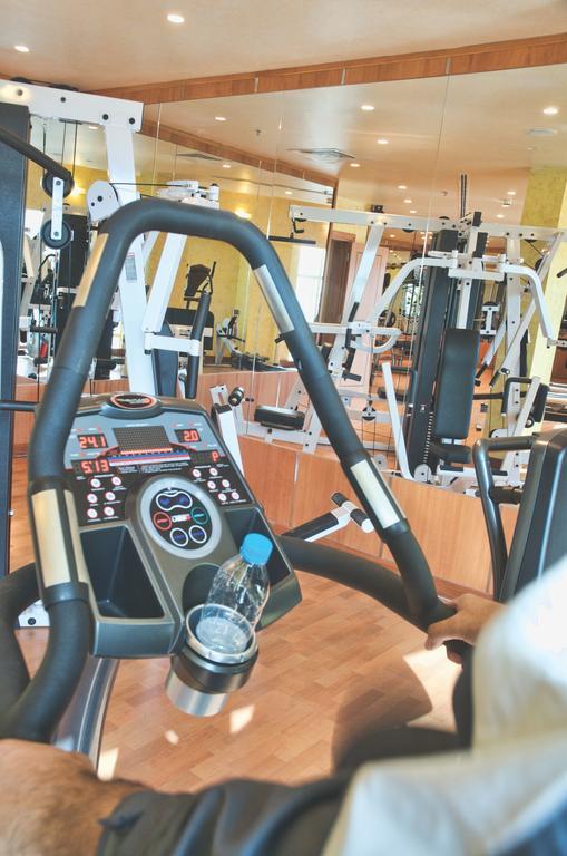 Wiseman Grand Hotel Доха Экстерьер фото A modern gym